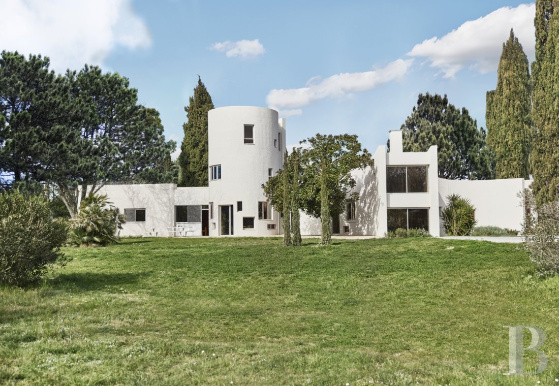 An architect-designed villa built in the 1970s near Arles, in Bouches-du-Rhône - photo  n°4